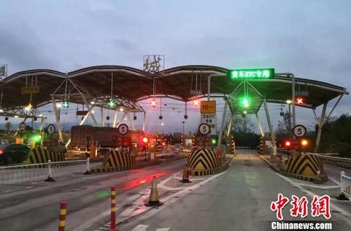 资料图:收费站开通货车ETC专用车道。江西省高速公路联网管理中心 供图