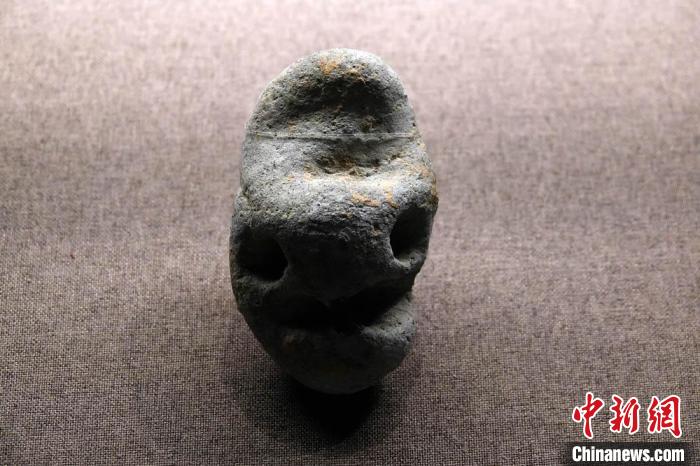 国博展出的新石器时代·上山文化石雕人首遗存(距今约11000-8500年)。 <a target='_blank' data-cke-saved-href='/' href='/'><p align=