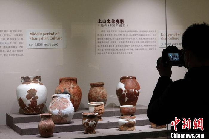 观众拍摄国博展出的新石器时代·上山文化彩陶遗存(距今约11000-8500年)。 <a target='_blank' data-cke-saved-href='/' href='/'><p align=