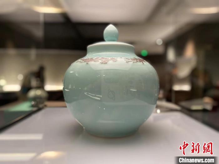 当日展出的青瓷作品。 钱晨菲 摄