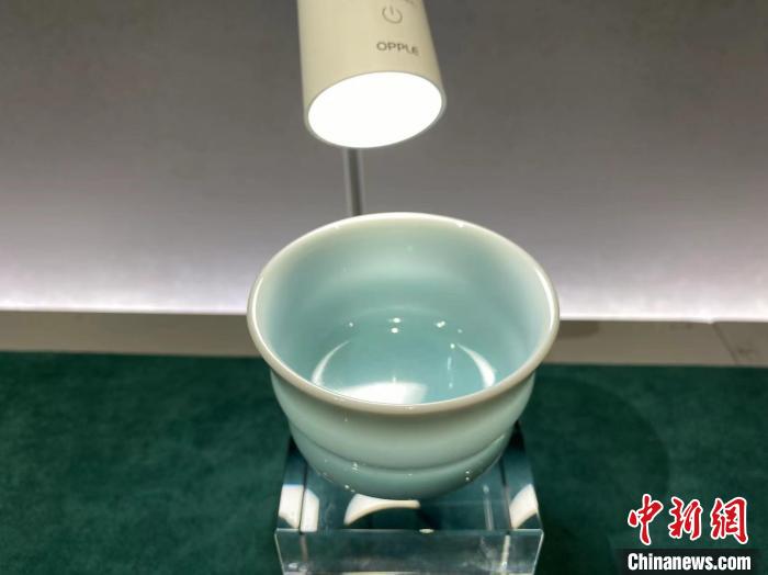 当日展出的青瓷作品。 钱晨菲 摄