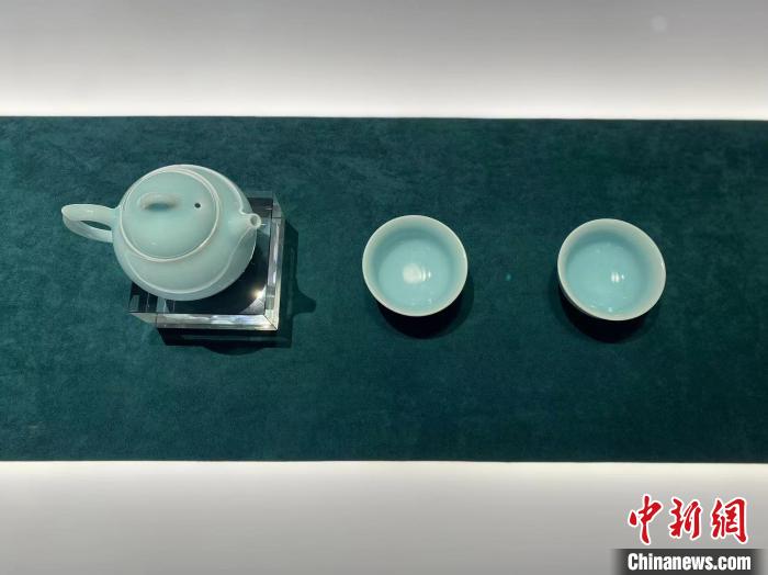当日展出的青瓷作品。 钱晨菲 摄
