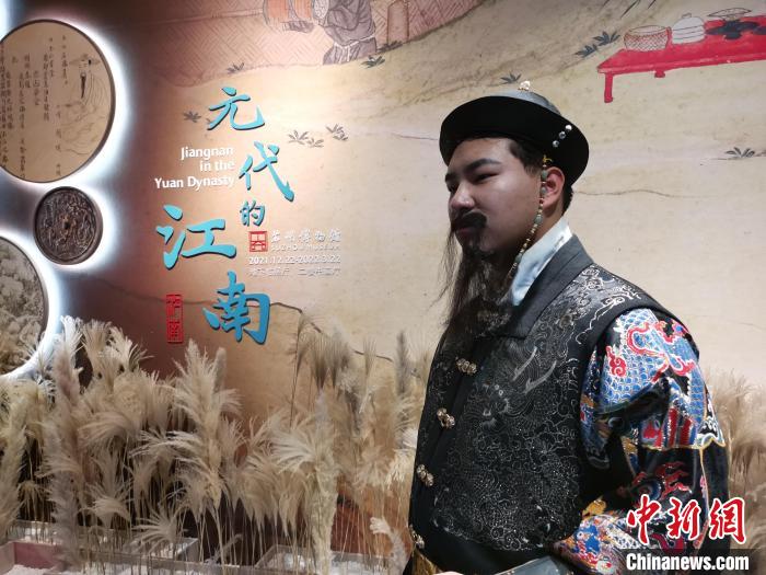 现场工作人员打扮成元代人的样貌。 钟升摄