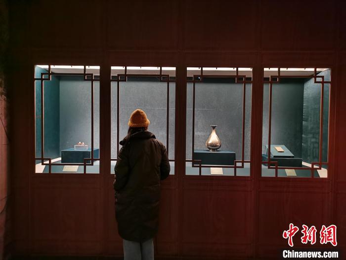 民众参观展出的元代文物。 钟升摄