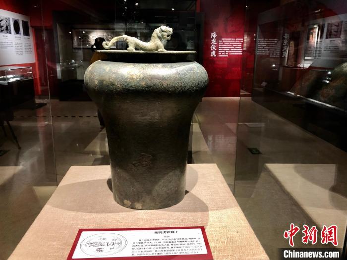 图为战国青铜虎钮錞于。 钟旖 摄