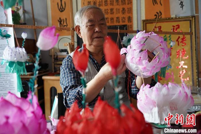 甘肃平凉手工制作灯笼走俏:需提前半年“私人订制”
